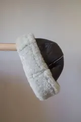 Gorro negro de cuero con borde de corderito gris.