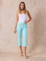Pantalón capri blanco de algodón, marca Ruby Rd. Delantera con bolsillos simulados, trasera con bolsillos aplicados. Pretina ancha elastizada, corte recto Terminación de ruedo con aplique entrelazado.