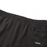 Bermuda de baño de color azul marino liso, con cintura elástica ajustable mediante cordón. Presenta un pequeño logo rectangular negro en la parte inferior derecha de la pierna.