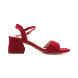 Sandalias beige con taco cuadrado y tira al tobillo.