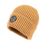 Gorro de lana color beige con etiqueta de goma con el logo de Maui and Sons.