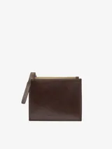 Monedero mediano de piel craquelada color marrón, con curtición vegetal. Tiene un compartimento con cierre de cremallera, tarjetero en la parte trasera y logo grabado.