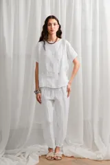 Pantalón de lino color salmón, de corte holgado, con cintura elástica y bolsillos laterales.