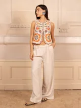 Chaleco negro con bordado floral multicolor, sin mangas y corte recto.