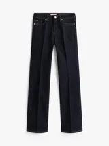 Pantalón de jean bootcut de tiro medio, color azul oscuro, confeccionado en denim de algodón elástico. Presenta pespuntes a contraste, cierre de cremallera con botón y estilo de cinco bolsillos.