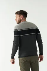 Sweater de punto con cuello redondo, manga larga y diseño a rayas horizontales en tonos gris, azul marino y verde oliva. Logo bordado en el pecho.