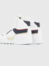 Zapatillas altas de corte urbano, con suela dentada y detalles distintivos de Tommy Hilfiger.