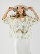 Blusa italiana calada con diseño floral en tonos champagne. Talle único con calce oversized, liviana y sofisticada.