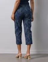 Pantalón capri de gabardina elastizada estampada, marca Zac & Rachel. Con pretina ancha elastizada.