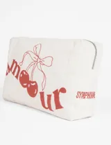 Estuche rectangular color crudo con cierre superior y detalle bordado en rojo de la palabra "amour" con cerezas.