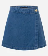 Short pollera de jeans azul de cintura alta, con diseño de traspase tipo sobre abrochado con un botón dorado.