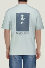 Remera blanca de algodón con cuello redondo y corte holgado.