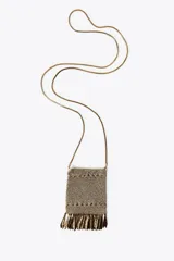 Bolso mini tipo saco confeccionado con hilo metalizado color dorado en forma de malla. Detalle de flecos metálicos labrados. Asa tipo cordón metálica.