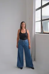 Jean de corte ancho y tiro medio, confeccionado en denim azul clásico. Presenta bolsillos traseros amplios y costuras en contraste.