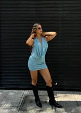 Vestido corto azul con escote halter y espalda descubierta.