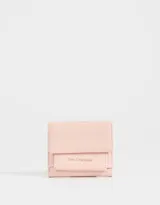 Billetera color rosa claro de cuerina engomada con solapa y tag en relieve con la frase "Tres Charmant". Tiene compartimentos para tarjetas y billetes.