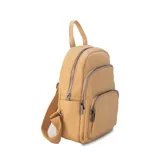 Mochila bordeaux de símil cuero con cierres metálicos, doble bolsillo frontal, asa de mano y correas regulables en galón.