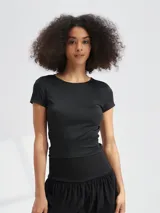 Top corto rojo de mangas cortas y cuello redondo.