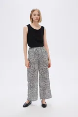 Pantalón de viscosa con estampado animal print en tonos grises y negros, de corte recto.