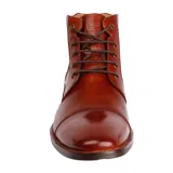 Bota de cuero color marrón con cordones, caña media y suela de goma.