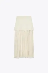 Falda midi color crema, de tiro alto con cintura elástica y tejido plisado semitransparente.