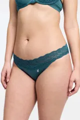 Bombacha de bikini roja con cintura de puntilla.