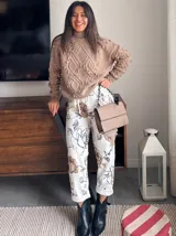 Pantalón de corte recto con estampado floral en tonos beige y negro.