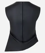 Blusa sin mangas confeccionada en material sintético PU, color negro, con cuello redondo, cierre por cremallera en la espalda, drapeado en el lateral y bajo asimétrico.