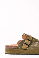 Zuecos de gamuza color verde militar con plataforma y hebilla ajustable. Decorados con tachas plateadas.