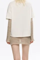 Camiseta de algodón color negro con efecto gastado (acid wash) y cuello redondo. Presenta un pequeño estampado en relieve color rosado en el pecho.