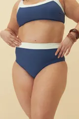 Calzón de bikini color borgoña con cintura alta y detalle de borde blanco.