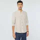 Camisa de lino color beige, de manga larga y cuello mao.