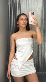 Minifalda blanca con lentejuelas y tiro bajo.