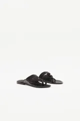 Sandalia abierta de cuero color suela con tiras trenzadas y plantilla al tono.