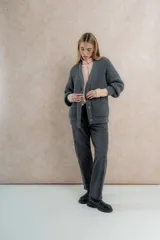 Saco de lana color verde oliva, con silueta oversize, mangas balloon, punto perlado y cuello en V.