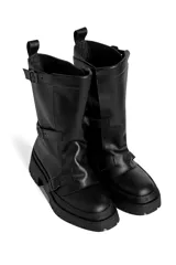 Borcegos de cuero negro con hebillas y suela track.