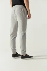 Pantalón de jogging gris con puños y logo estampado.