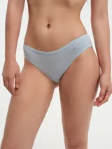 Bombacha tiro bajo color lila, de tejido acanalado y corte clásico.