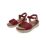 Sandalias color beige con plataforma baja, tira ancha sobre los dedos con perforaciones y pulsera al tobillo con hebilla dorada.