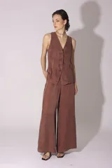 Pantalón palazzo color marrón de tiro alto y corte amplio.