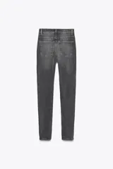Jeans skinny de tiro alto en denim azul oscuro, con cinco bolsillos y cierre frontal con cremallera y botón metálico.