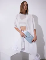 Kimono negro de gasa con apliques de brillos en el cuello y el frente.