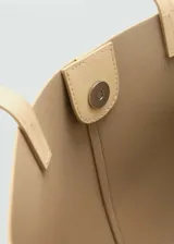 Bolso tipo tote de cuero sintético color azul marino, con doble asa corta y cierre magnético.