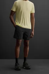 Shorts de entrenamiento negros confeccionados en tejido técnico ligero y elástico, con cintura elástica ajustable con cordón interior, bolsillos frontales y bolsillo trasero con cierre de cremallera. Bajo con acabado termofijado y aberturas laterales.