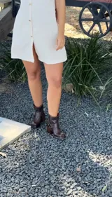 Botas cortas color gris con efecto desgastado, con hebillas doradas y taco cuadrado.