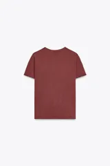Camiseta marrón de algodón con cuello redondo, corte recto y mangas cortas. Tiene un efecto de lavado que le da un aspecto vintage.