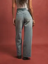 Pantalón de jean celeste de corte ancho, con cintura alta ajustable con cordón.