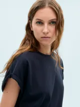 Remera azul marino de corte recto y mangas cortas con dobladillo.