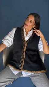 Chaleco tejido a mano con escote en V, bordado con botones, confeccionado en algodón con detalles de lurex. Terminaciones en crochet y bordados hechos a mano con lana merino.