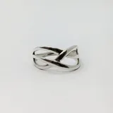 Anillo plateado con diseño de líneas cruzadas y anillo plateado con dije circular.